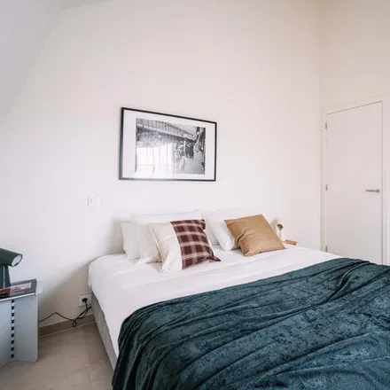 Rent this 3 bed apartment on Hippoliet Lippensplein 1-6 in 9000 Ghent, Belgium