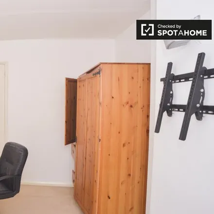 Rent this 3 bed room on Lions Close in London, SE9 4HG