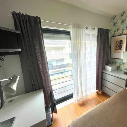 Rent this 3 bed room on Rua Luís Piçarra in 2775-599 Cascais, Portugal