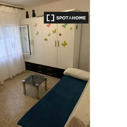 Rent this 3 bed room on Carrer del Músic Torres Climent / Calle Músico Torres Climent in 03112 Alicante, Spain