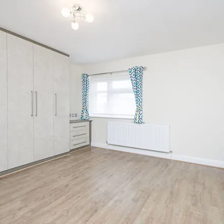 Image 2 - Queens Way, London, NW4 2TN, United Kingdom - Apartment for rent