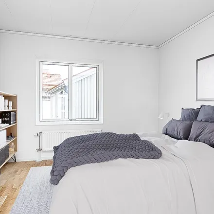 Rent this 2 bed apartment on Odlingsgatan 93 in 442 53 Kungälvs kommun, Sweden