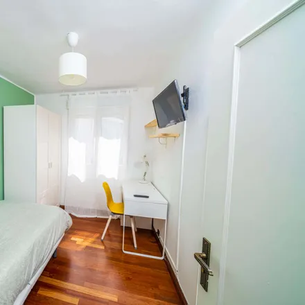Rent this 4 bed room on Calle del Sitio de Numancia in 24403 Ponferrada, Spain