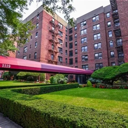 Image 3 - 1119 Ocean Parkway, New York, NY 11230, USA - Apartment for sale