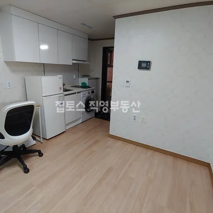 Rent this studio apartment on 서울특별시 관악구 봉천동 1648-20