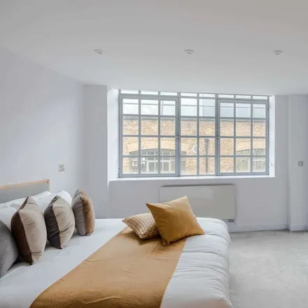 Rent this 3 bed apartment on EC1R