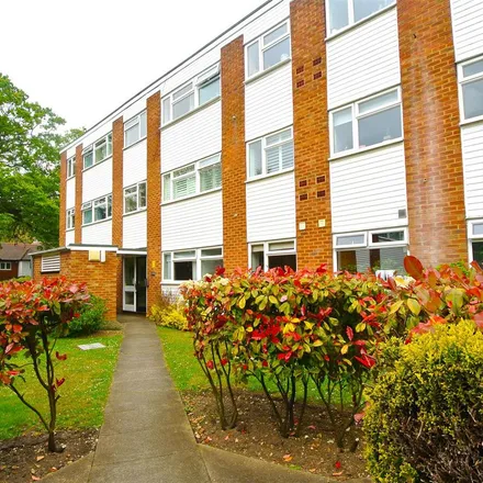 Rent this 2 bed apartment on Prince's Road in Weybridge, KT13 9BN