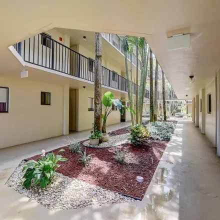 Image 5 - 5342 Las Verdes Circle, County Club Acres, Palm Beach County, FL 33484, USA - Condo for sale