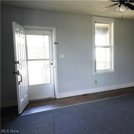 Image 3 - 686 West 1st Street, Uhrichsville, OH 44683, USA - House for sale