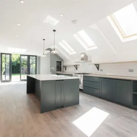Rent this 5 bed townhouse on Maldon Road in London, W3 6SU