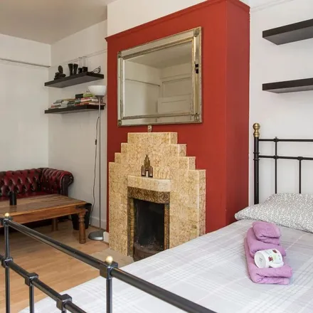 Rent this 1 bed apartment on 103 Lancaster Road in London, W11 1PR