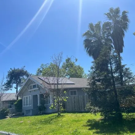 Buy this 2 bed house on 728 West Yosemite Avenue in Manteca, CA 95337