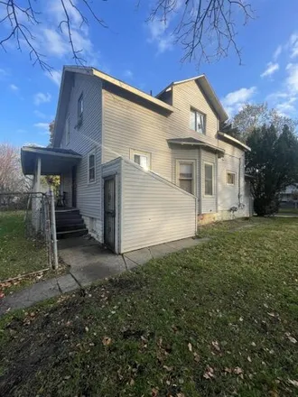Buy this 4 bed house on 2611 Dakota Avenue in Flint, MI 48506