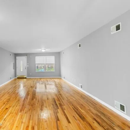 Image 9 - 452 Broadway, New York, NY 10310, USA - House for sale