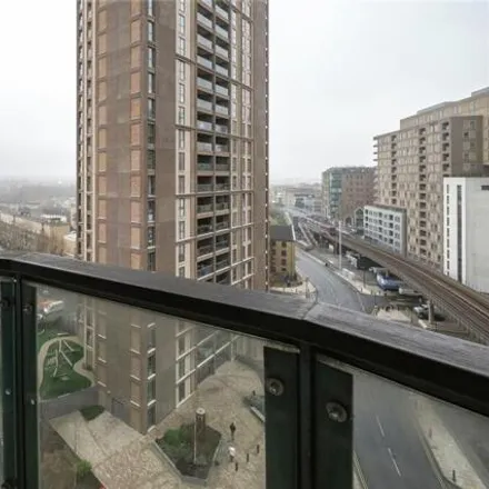 Image 5 - City Tower, 3 Limeharbour, Cubitt Town, London, E14 9LS, United Kingdom - Apartment for sale