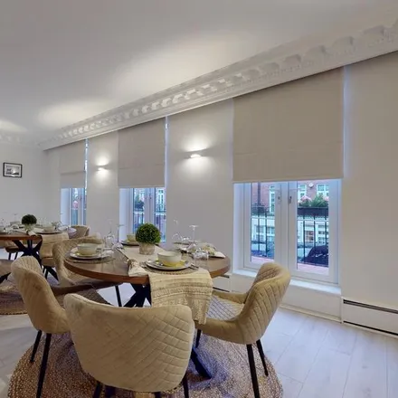 Rent this 4 bed townhouse on Kingston House South 40-90 in Ennismore Gardens, London