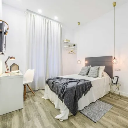 Rent this 4 bed apartment on La Arepera Resto-bar in Calle de Tetuán, 20