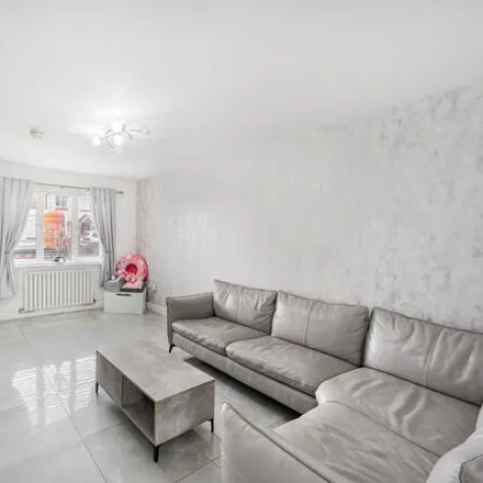 Image 3 - Rhinds Crescent, Glasgow, G69 7JX, United Kingdom - House for sale