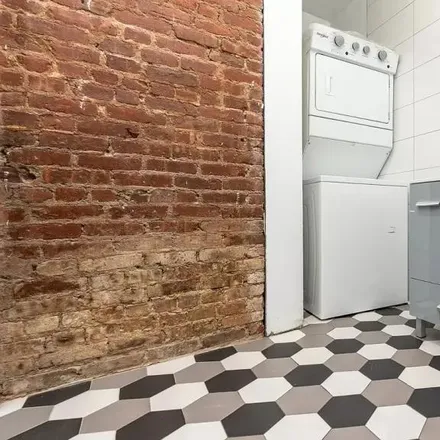 Image 5 - 195 Menahan St, Brooklyn, NY 11237, USA - Room for rent