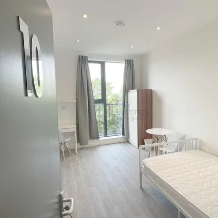 Rent this studio apartment on 177 Forest Road West in Nottingham, NG7 4GT