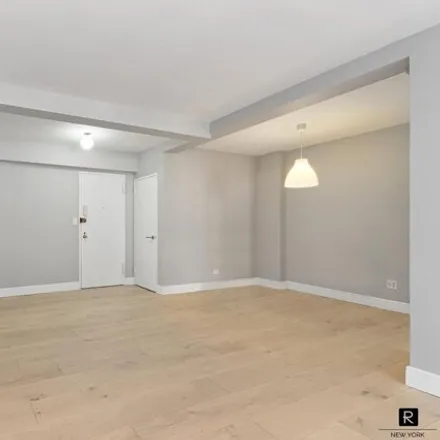 Image 2 - 136 East 76th Street, New York, NY 10021, USA - Apartment for sale