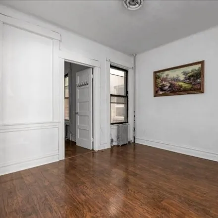 Image 4 - 1881 Putnam Avenue, New York, NY 11385, USA - Townhouse for sale