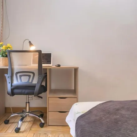 Rent this 4 bed apartment on Clínica Armstrong Internacional in Calle de Guzmán el Bueno, 28003 Madrid