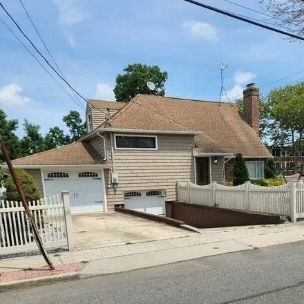 Buy this 3 bed house on 2 A Everett Street in Village of Lynbrook, NY 11563