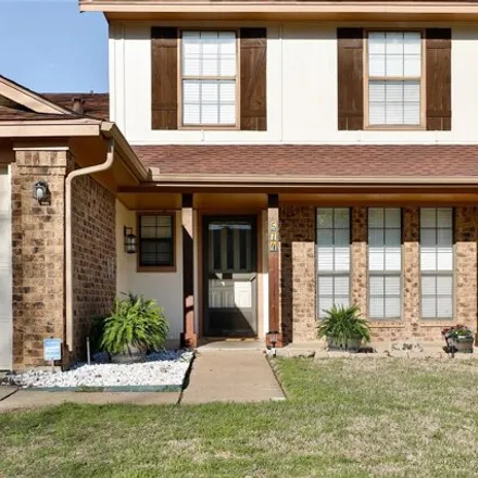 Image 2 - 528 Calvert Court, Lewisville, TX 75067, USA - House for sale