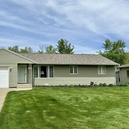 Buy this 3 bed house on 427 13th Avenue in Grinnell, IA 50112