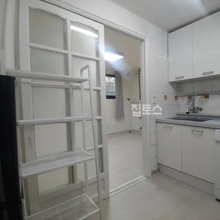 Rent this studio apartment on 서울특별시 강남구 대치동 925-18