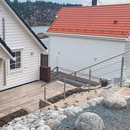 Rent this 5 bed house on Urangsvåg nord in Goddevegen, 5427 Urangsvåg