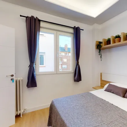 Rent this 5 bed room on Calle de Fernando el Católico in 12, 28015 Madrid