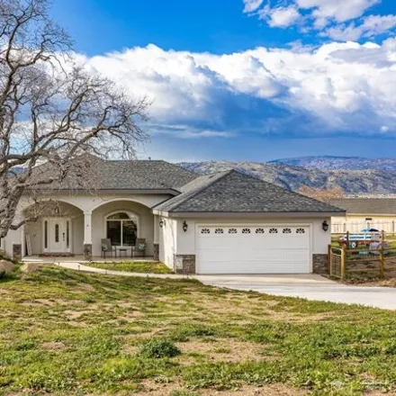 Buy this 3 bed house on 17979 Hambletonian Drive in Stallion Springs, Kern County