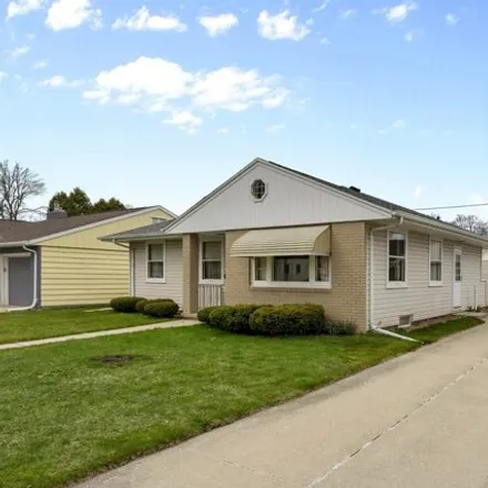 Buy this 3 bed house on 568 East Byrd Street in Appleton, WI 54911