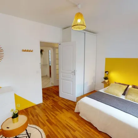Rent this 4 bed apartment on 63 Avenue de Wagram in 75017 Paris, France
