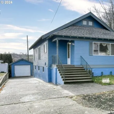 Buy this 3 bed house on 562 Northwest Carden Avenue in Pendleton, OR 97801