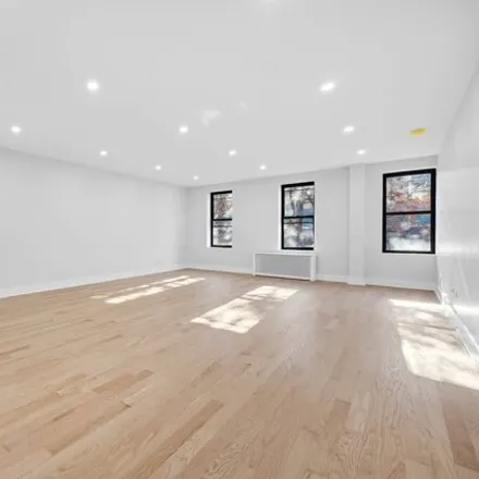 Buy this 3 bed condo on 105 Bennett Avenue in New York, NY 10033