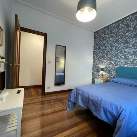 Rent this 5 bed apartment on Paseo Campo Volantín / Campo Volantin pasealekua in 33, 48007 Bilbao