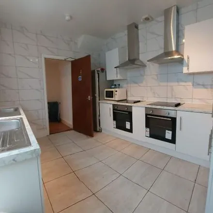 Rent this 6 bed apartment on King Edward's Road in Swansea, SA1 4NH