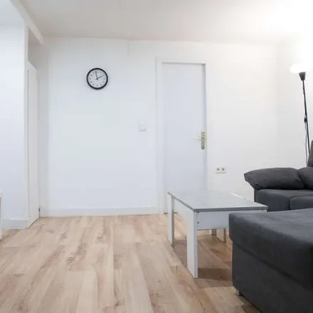 Rent this 2 bed apartment on Madrid in Avenida de Trueba, 38