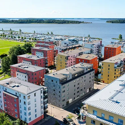Rent this 3 bed apartment on Råsegelgatan 10 in 723 56 Västerås, Sweden