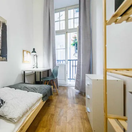 Rent this 5 bed room on Stanisława Noakowskiego 10 in 00-666 Warsaw, Poland