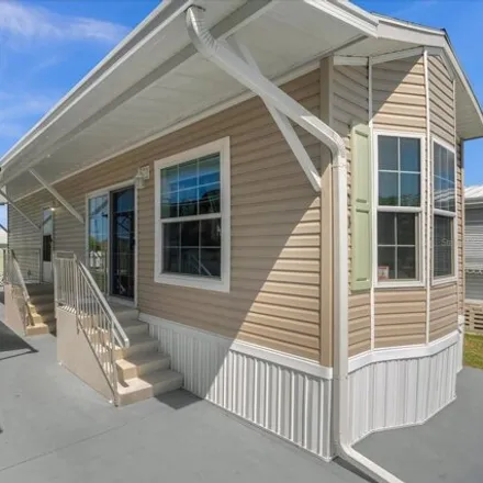 Buy this studio apartment on 4963 Shore Line Drive in Polk County, FL 33868