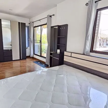 Rent this 3 bed apartment on Pruksa Ville 73 in Soi Phatthanakan 32, Suan Luang District