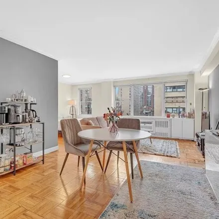 Image 3 - 201 East 37th Street, New York, NY 10016, USA - Apartment for sale