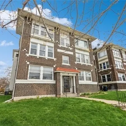Buy this 2 bed condo on 3317 Gillham Road in Kansas City, MO 64109