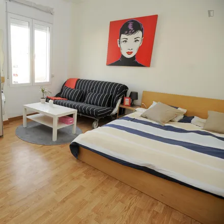 Rent this 5 bed room on Carrer de Dénia in 73, 46006 Valencia