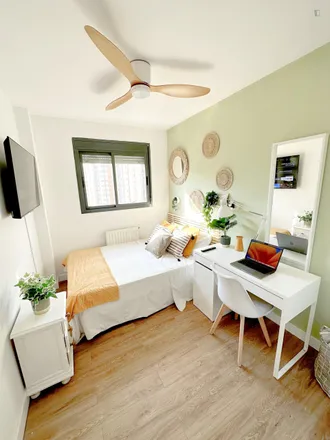 Rent this 5 bed room on Calle del Golfo de Salónica in 62, 28033 Madrid