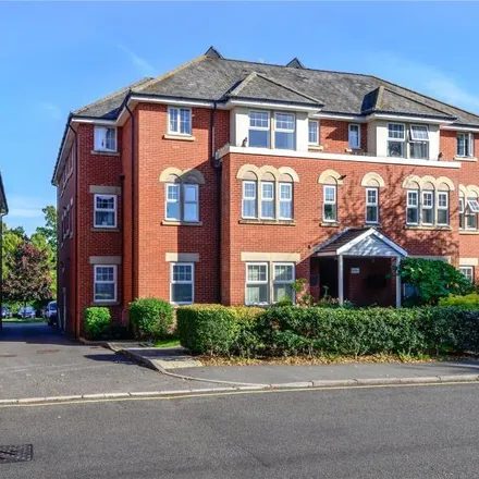 Rent this 2 bed apartment on Kingfield Road cyclepath in Old Woking, GU22 0AL